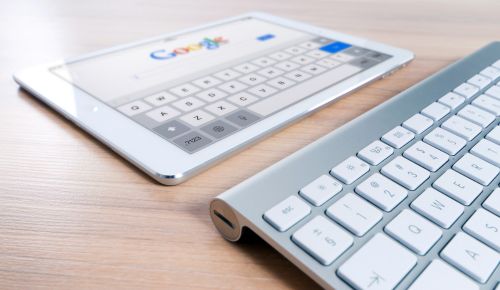 moteur de recherche google c'est quoi le seo sur mockup tablette avec clavier