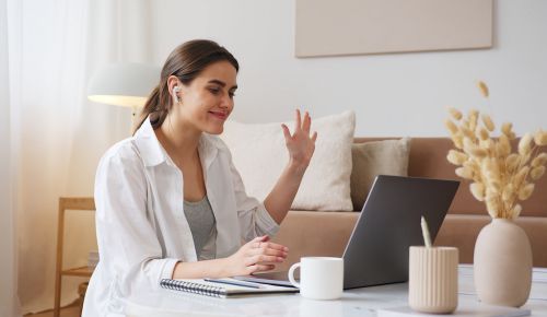 freelance femme en visio sur l'ordinateur, travail flexible à la maison